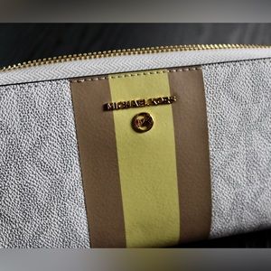 MICHAEL KORS
Logo Stripe Continental Wristlet